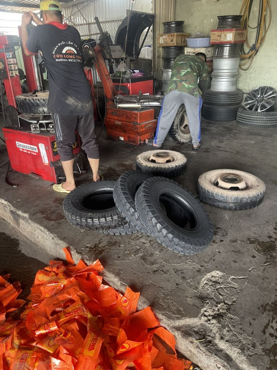 Hướng Dẫn Thay Lốp Xe Ô Tô Chuyên Chạy Đường Dài: Bao Lâu Phải Thay Lốp Xe?